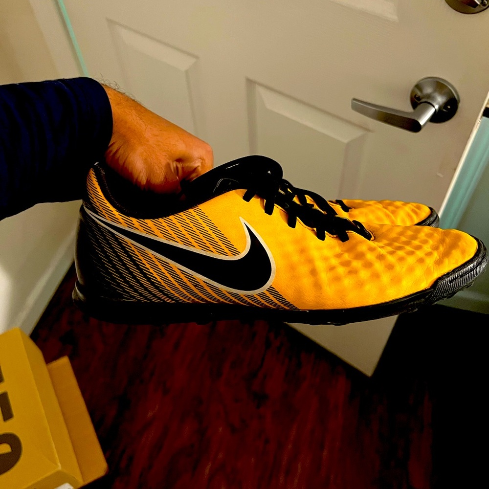 Nike Magista X Soccer Cleats US M - 11